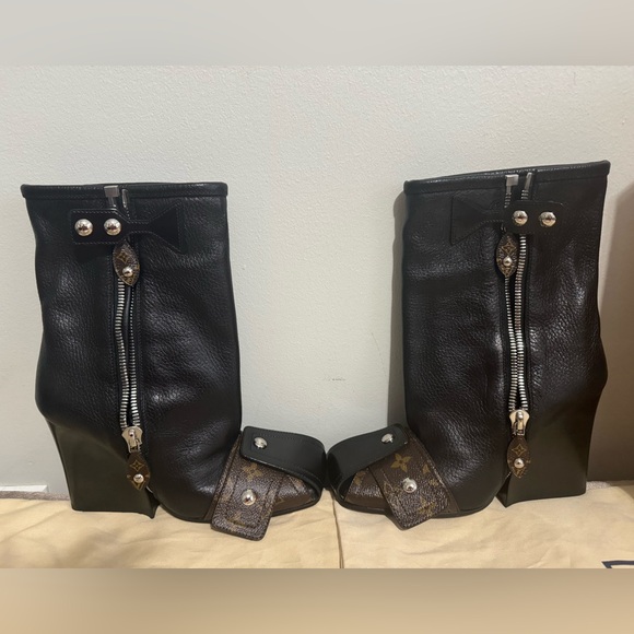 Louis Vuitton Patti boot with double zips, grained goat leather and monogram. - Picture 2 of 6